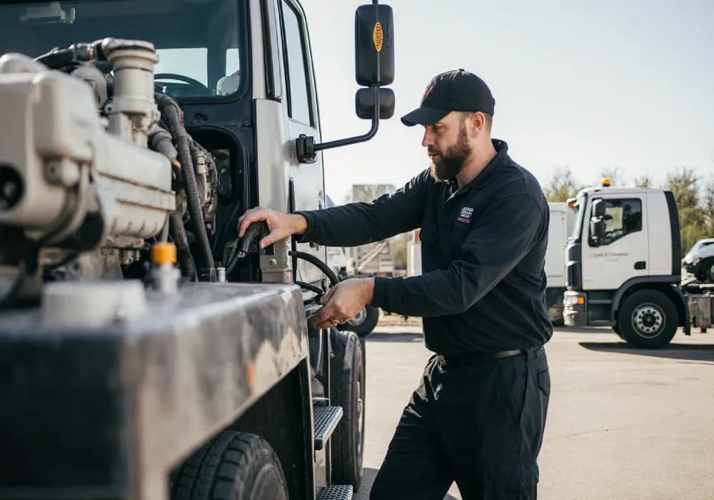 تعمیرکار سیار ماشین سنگین و نیمه سنگین در شیراز؛ همراهی بیوقفه در هر مسیر